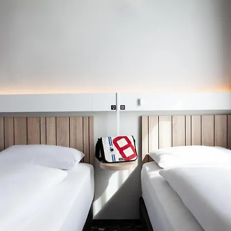 Hotel Ibis Airport *