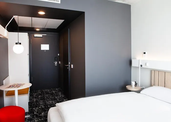 Ibis Airport Hotel *